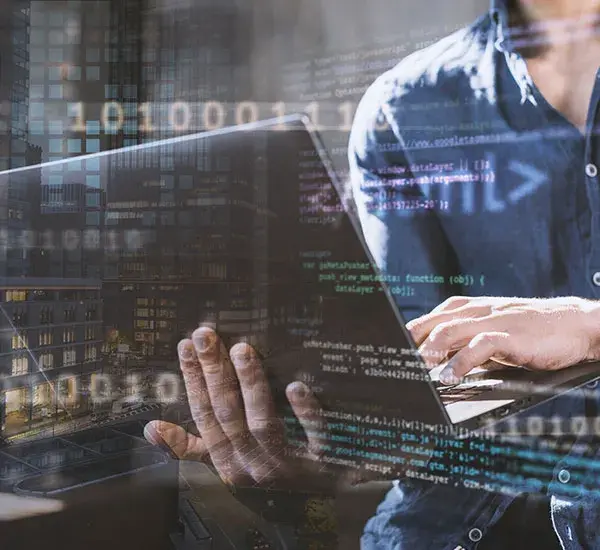 Especialista en TI analizando códigos de programación y Big Data en una pantalla digital.