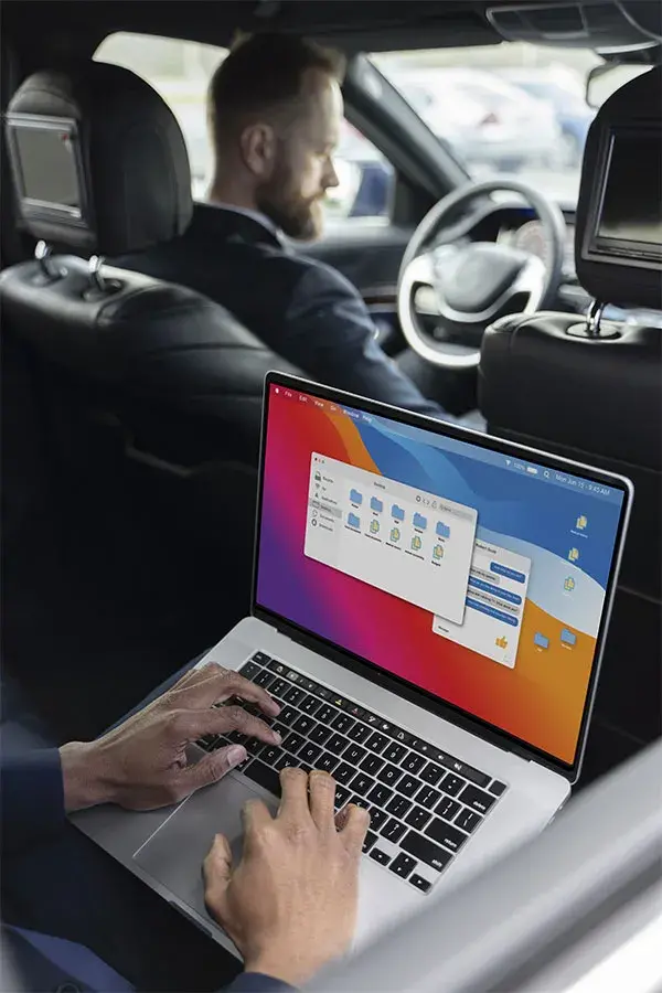 Laptop abierta mostrando la interfaz de usuario de un software CRM en una oficina.