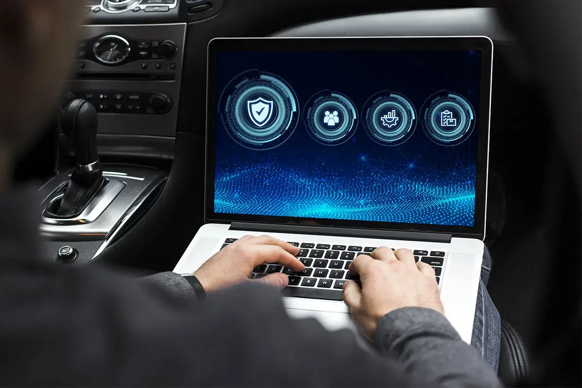 Manos operando una laptop con software de analítica y optimización de datos.